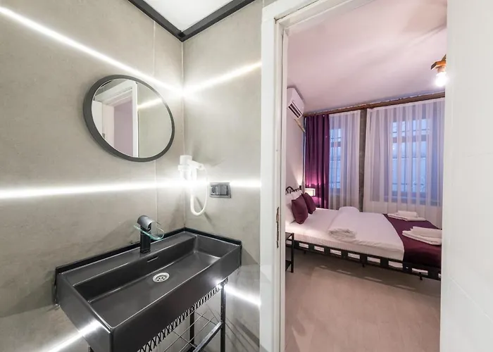 Frame & Suites Hotel *